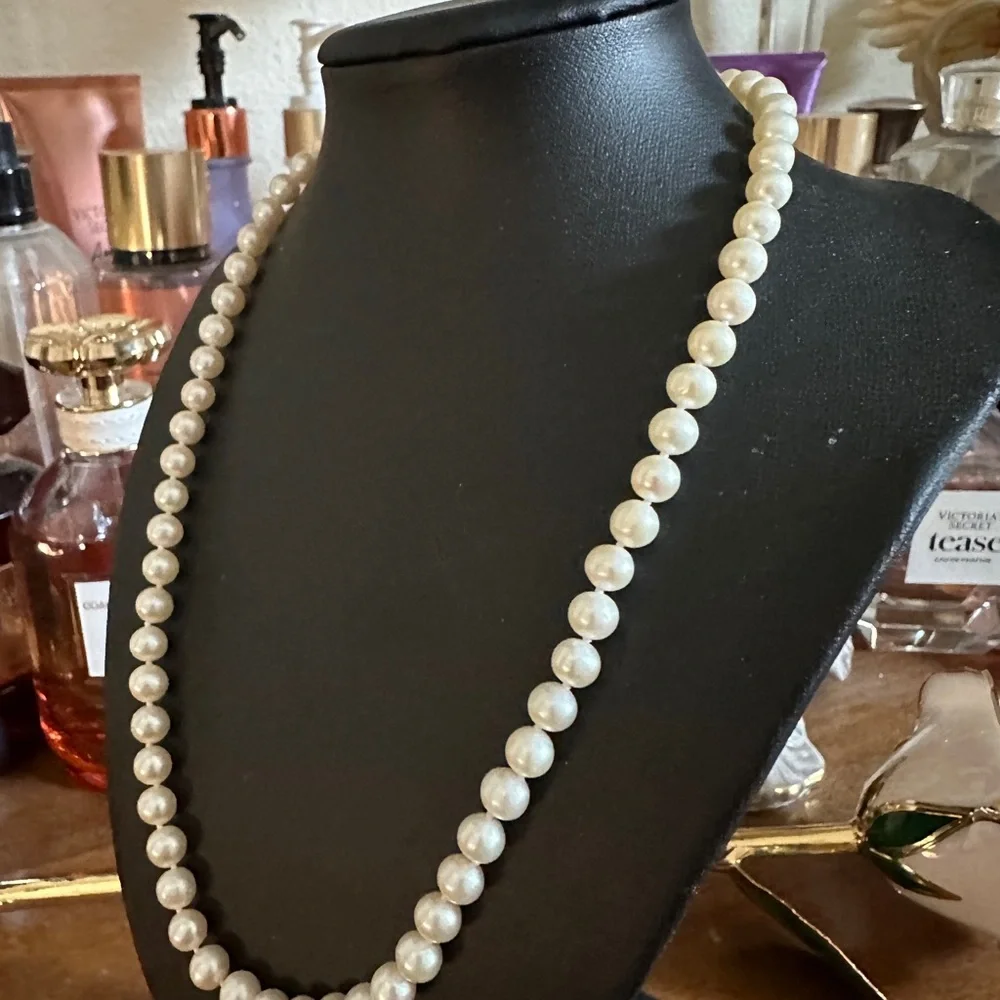 Elegant Freshwater Pearl Necklace with 14K Gold Clasp - Picture 4 of 4